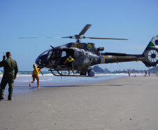 Alunos do curso de guarda-vidas fazem treinamento com apoio do helicóptero do BPMOA