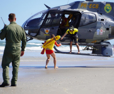 Alunos do curso de guarda-vidas fazem treinamento com apoio do helicóptero do BPMOA