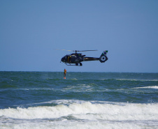 Alunos do curso de guarda-vidas fazem treinamento com apoio do helicóptero do BPMOA