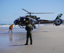 Alunos do curso de guarda-vidas fazem treinamento com apoio do helicóptero do BPMOA