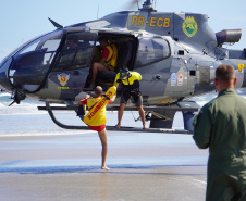 Alunos do curso de guarda-vidas fazem treinamento com apoio do helicóptero do BPMOA