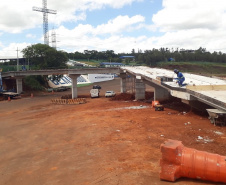 bloqueios na obra da passarela do Santuário São Miguel Arcanjo, em Bandeirantes.