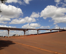 bloqueios na obra da passarela do Santuário São Miguel Arcanjo, em Bandeirantes.