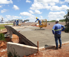 bloqueios na obra da passarela do Santuário São Miguel Arcanjo, em Bandeirantes.