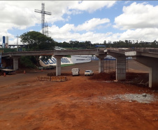 bloqueios na obra da passarela do Santuário São Miguel Arcanjo, em Bandeirantes.