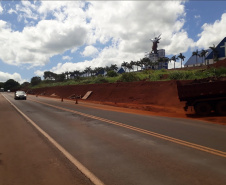 bloqueios na obra da passarela do Santuário São Miguel Arcanjo, em Bandeirantes.