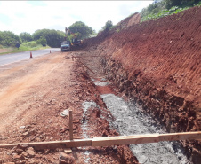 bloqueios na obra da passarela do Santuário São Miguel Arcanjo, em Bandeirantes.