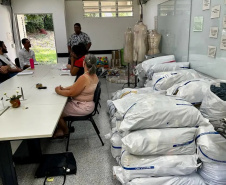UEL recebe doação de 2 mil peças de roupas  e repassa à cooperativa de catadores