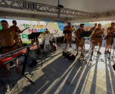 Banda da Policia Militar se apresenta em Guaratuba. - Foto:Ari Dias/AEN