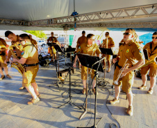Banda da Policia Militar se apresenta em Guaratuba. - Foto:Ari Dias/AEN