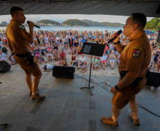 Banda da Policia Militar se apresenta em Guaratuba. - Foto:Ari Dias/AEN