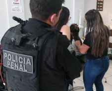 Em ação inédita, mulheres privadas de liberdade doam os próprios cabelos para pacientes em tratamento contra o cânce