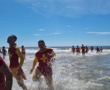 Corpo De Bombeiros forma novos Guarda-Vidas Civil durante o Verão Maior Paraná