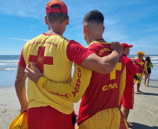 Corpo De Bombeiros forma novos Guarda-Vidas Civil durante o Verão Maior Paraná