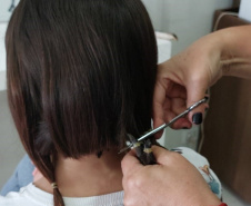 Em ação inédita, mulheres privadas de liberdade doam os próprios cabelos para pacientes em tratamento contra o cânce