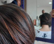 Em ação inédita, mulheres privadas de liberdade doam os próprios cabelos para pacientes em tratamento contra o cânce