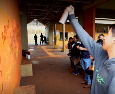 Oficina de grafitti estimula frequência escolar e fortalece cultura indígena em escola no oeste do estado