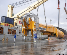  Maior guindaste para descarga de granéis sólidos de importação chega ao Porto de Paranaguá
