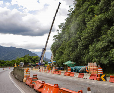 Morretes, 10 de fevereiro de 2023 - Guindastes realizam a recuperação do morro na BR 277, sentindo litoral paranaense, nas proximidades do viaduto do padre.