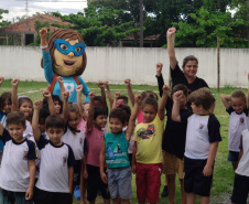 Mascote Sane vira atração no litoral e agrada principalmente as crianças