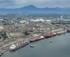 Porto de Paranaguá recebe luxuoso navio e passageiros têm passeios agendados no Litoral