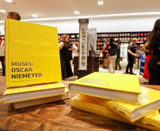Lançamento do livro do Museu Oscar Niemeyer reúne artistas, curadores e patronos da instituição