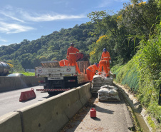 DER está concluindo recuperação da encosta da BR-277 no km 41 