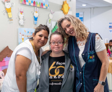 Aluna de 36 anos, portadora de Síndrome de Down, dá lição de solidariedade em instituição parceira da Seed