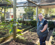 Aluna de 36 anos, portadora de Síndrome de Down, dá lição de solidariedade em instituição parceira da Seed