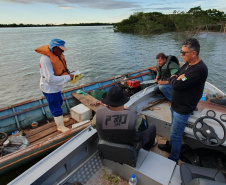 Operação do IAT no Rio Paraná busca combater a prática da pesca ilegal. Foram recolhidos materiais proibidos e aplicadas multas.