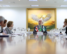 Paraná negocia fortalecimento de parceiras com o Canadá em diversas áreas. Governador em exercício, Darci Piana com a Cônsul-geral  do Canadá em São Paulo Heather Cameron e o chefe do escritório da Região Sul, Paulo Orlandi e os Secretarios Aldo Bona, da Ciência e Tecnologia  e Roni Miranda da Educação Foto Gilson Abreu/Aen