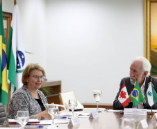 Paraná negocia fortalecimento de parceiras com o Canadá em diversas áreas. Governador em exercício, Darci Piana com a Cônsul-geral  do Canadá em São Paulo Heather Cameron e o chefe do escritório da Região Sul, Paulo Orlandi e os Secretarios Aldo Bona, da Ciência e Tecnologia  e Roni Miranda da Educação Foto Gilson Abreu/Aen