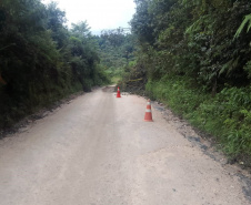 DER está com maquinário mobilizado na PR-090, em trecho atingido por queda de barreira 