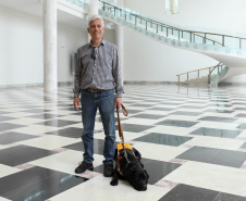 Governo recebe Rock e Roberto Leite, dupla de cego e cão-guia que vai trabalhar em órgão estadual