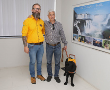 Governo recebe Rock e Roberto Leite, dupla de cego e cão-guia que vai trabalhar em órgão estadual