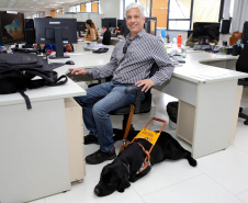 Governo recebe Rock e Roberto Leite, dupla de cego e cão-guia que vai trabalhar em órgão estadual
