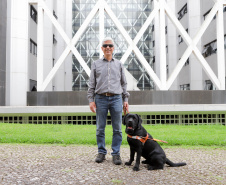 Governo recebe Rock e Roberto Leite, dupla de cego e cão-guia que vai trabalhar em órgão estadual