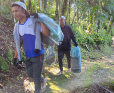 Portos do Paraná comanda mutirão de limpeza de resíduos sólidos na ilha de Eufrasina