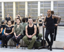 Na aula especial, os bailarinos Elias Bouza e Rafael Bittar conduziram a turma pelo balé clássico e pela dança contemporânea, respectivamente. 