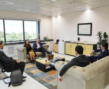 O governador do Paraná, Carlos Roberto Massa Júnior, visitou na tarde desta quarta-feira (19) a sede da Seção Judiciária do Paraná. O governador foi recebido pelo diretor do Foro da SJPR, juiz federal José Antonio Savaris e pela vice-diretora, Anne Karina Stipp Amador Costa. O encontro aconteceu na Sala da Direção. 