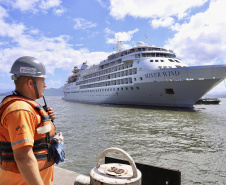 Porto de Paranaguá recebe luxuoso navio e passageiros têm passeios agendados no Litoral