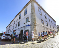 Porto de Paranaguá recebe luxuoso navio e passageiros têm passeios agendados no Litoral