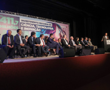 O governador Ratinho Junior assina o decreto para a criação de cinco novos cursos de nível superior na Unioeste, Unicentro e Unespar, entrega 10 ônibus para as atividades de campo das sete universidades estaduais e anuncia a nova edição do programa de Residência Técnica em Inovação, Transformação Digital e E-Gov.