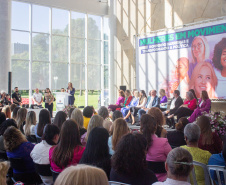 Prefeitas, vice-prefeitas, vereadoras, secretárias municipais e primeiras-damas de todo o Paraná se reuniram nesta terça-feira (5), no Palácio Iguaçu, para o encontro “Mulheres em movimento – rompendo barreiras e transformando a política”, que busca incentivar a participação de mulheres na política e em cargos de decisão. 