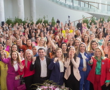 Prefeitas, vice-prefeitas, vereadoras, secretárias municipais e primeiras-damas de todo o Paraná se reuniram nesta terça-feira (5), no Palácio Iguaçu, para o encontro “Mulheres em movimento – rompendo barreiras e transformando a política”, que busca incentivar a participação de mulheres na política e em cargos de decisão. 