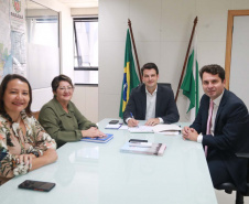 O menor município do Paraná, Jardim Olinda, com 1.309 habitantes (IBGE, 2021), está entre os beneficiados, nesta terça-feira (02), com ações de apoio ao desenvolvimento urbano do Governo do Estado, via Secretaria das Cidades (Secid). O edital entregue à Prefeitura da região Noroeste autoriza o início do processo licitatório para a urbanização de praça, com o investimento de R$ 1.903.073,29.