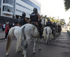 Policiamento reforçado garante segurança durante jogo de futebol em Curitiba