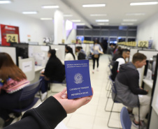 Mutirão oferece 500 vagas de emprego para migrantes em Curitiba