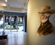Exposição temática no Museu Casa Alfredo Andersen promove experiência imersiva no mundo das cavernas
