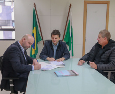 Novas oportunidades para a geração de renda e de postos de trabalho. É o que vai acontecer em Mandirituba, na Região Metropolitana de Curitiba, com a construção do barracão industrial com recursos liberados pelo Governo do Estado, por meio do Programa de Transferência Voluntária da Secretaria das Cidades (Secid). O edital, no valor de R$ 1.242.416,38 e que autoriza a licitação da obra, foi entregue nesta segunda-feira pelo secretário Eduardo Pimentel ao prefeito Luis Antonio Biscaia.
